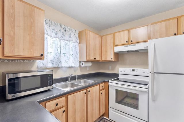 2186 NE 167th St 1-111, North Miami Beach, FL 33162