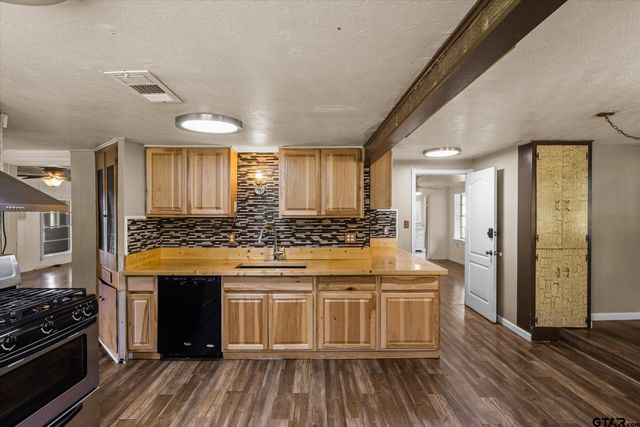 505 N Willis Street, Daingerfield, TX 75638