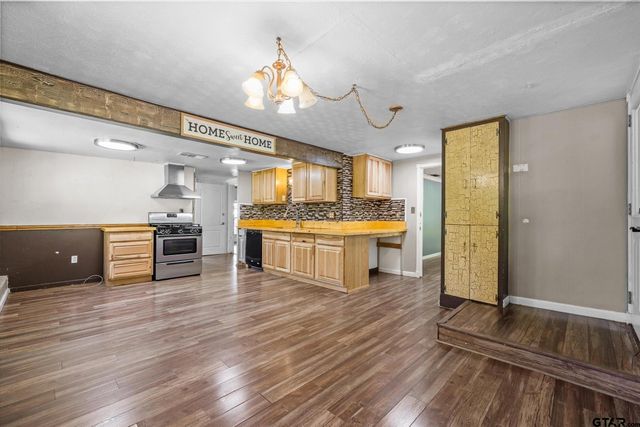 505 N Willis Street, Daingerfield, TX 75638