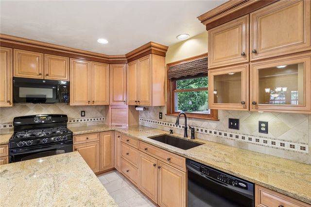 114 Dolores Dr, Penn Twp, PA 15642