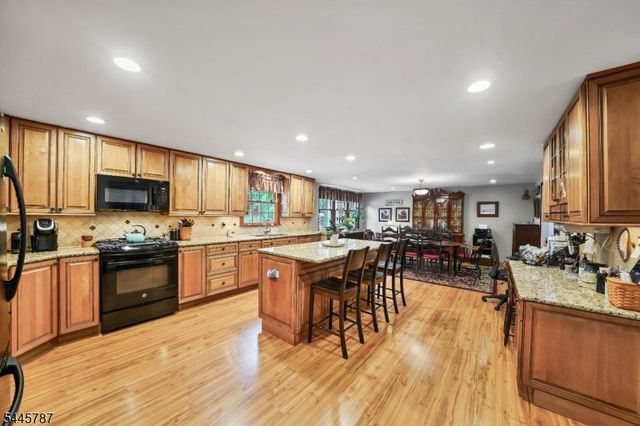 30 Dogwood Dr, Chester Twp., NJ 07930