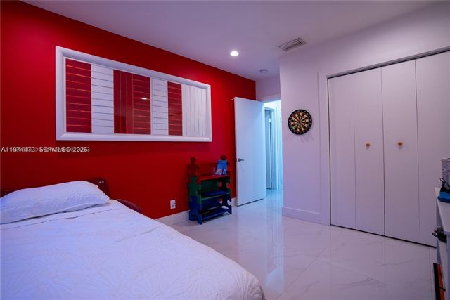 31 SW 6th St, Hallandale Beach, FL 33009