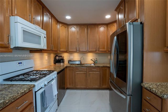 31 SW 6th St, Hallandale Beach, FL 33009