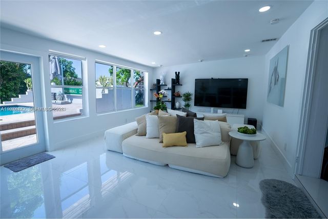 31 SW 6th St, Hallandale Beach, FL 33009