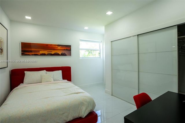 31 SW 6th St, Hallandale Beach, FL 33009