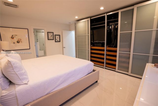 31 SW 6th St, Hallandale Beach, FL 33009