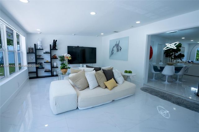 31 SW 6th St, Hallandale Beach, FL 33009