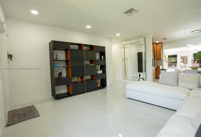 31 SW 6th St, Hallandale Beach, FL 33009