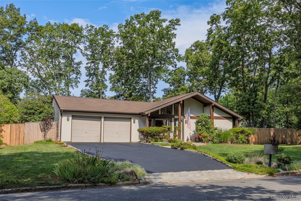 24 Yosemite Lane, Coram, NY 11727 — photo 2