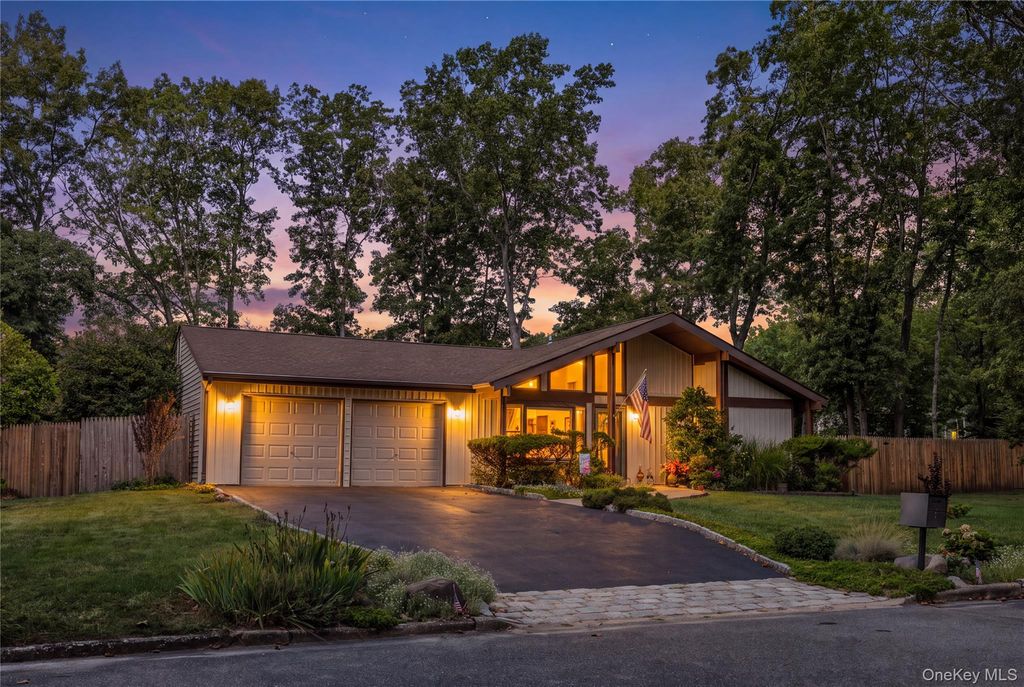 24 Yosemite Lane, Coram, NY 11727 — photo 3