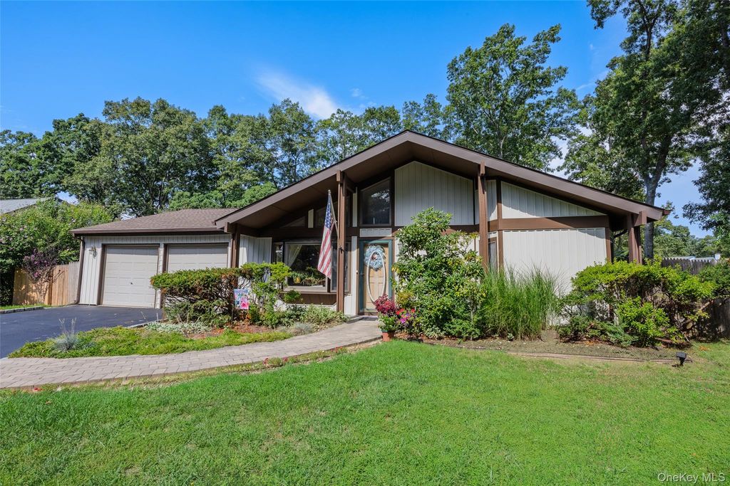 24 Yosemite Lane, Coram, NY 11727 — photo 4