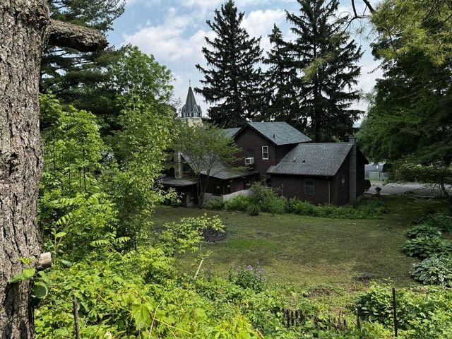 432 W Capitol DRIVE, Hartland, WI 53029