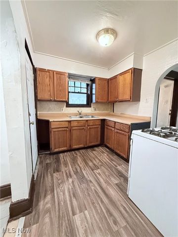 553 Whitney Avenue, Akron, OH 44306