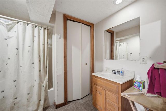 6925 Caenen Avenue, Shawnee, KS 66216
