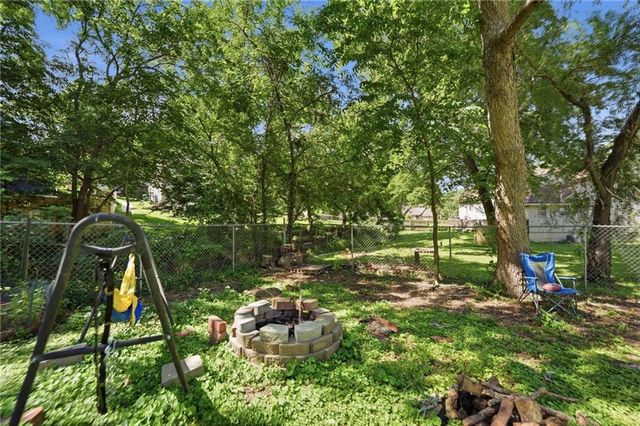6925 Caenen Avenue, Shawnee, KS 66216