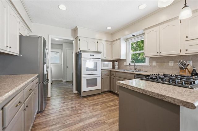 6925 Caenen Avenue, Shawnee, KS 66216
