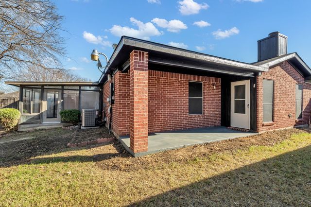 319 Faircrest Drive, Arlington, TX 76018