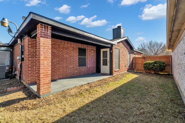 319 Faircrest Drive, Arlington, TX 76018