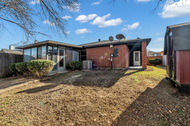 319 Faircrest Drive, Arlington, TX 76018