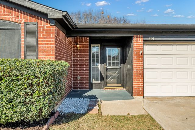 319 Faircrest Drive, Arlington, TX 76018