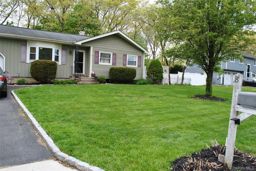 8 Shenandoah Boulevard, Port Jefferson, NY 11776