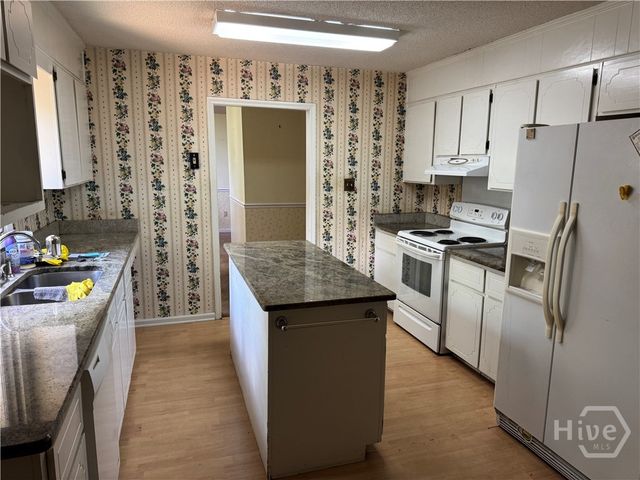 2 Moss Pointe Court, Savannah, GA 31410
