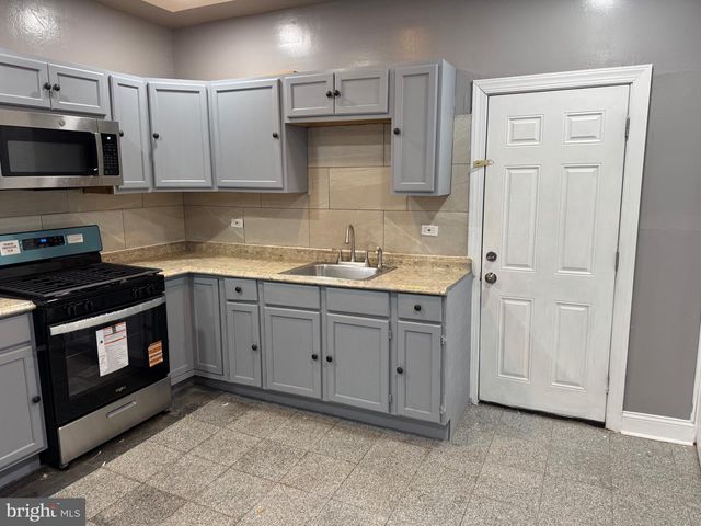 132 WALNUT ST, Colwyn, PA 19023