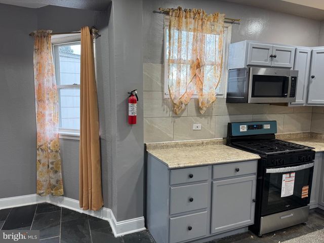 132 WALNUT ST, Colwyn, PA 19023