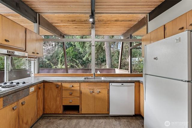 7832 NE 32nd Street, Medina, WA 98039