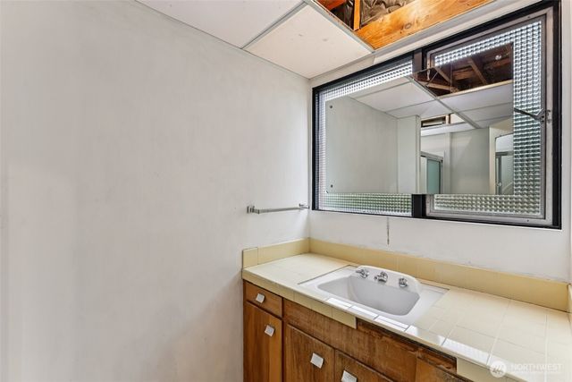 7832 NE 32nd Street, Medina, WA 98039