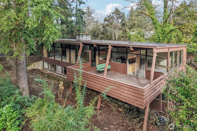 7832 NE 32nd Street, Medina, WA 98039