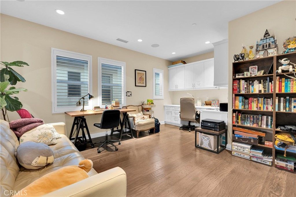 Image 9 of property listing at 220 Barnes, Tustin, CA 92782