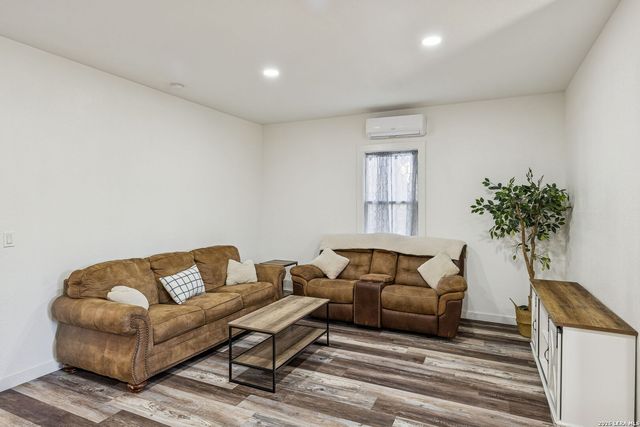 562 Kendalia Ave, San Antonio, TX 78221