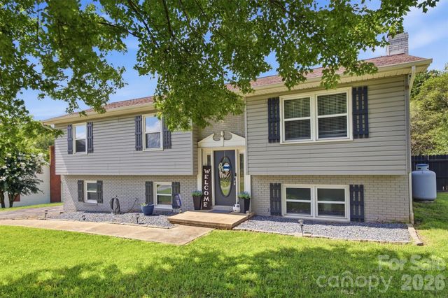 1772 Woodridge Circle, Hickory, NC 28602