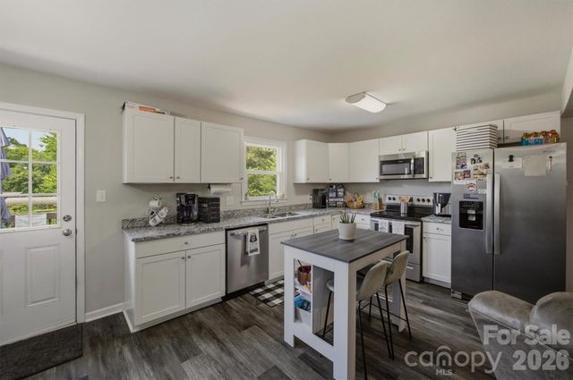 1772 Woodridge Circle, Hickory, NC 28602