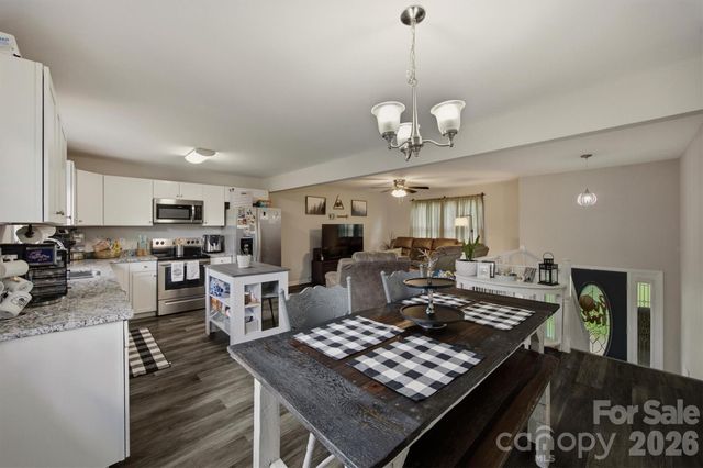 1772 Woodridge Circle, Hickory, NC 28602