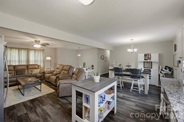 1772 Woodridge Circle, Hickory, NC 28602
