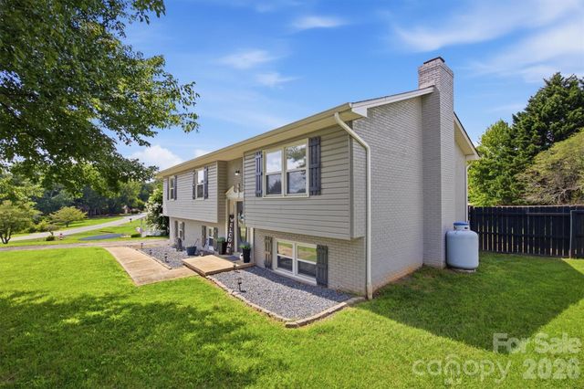 1772 Woodridge Circle, Hickory, NC 28602
