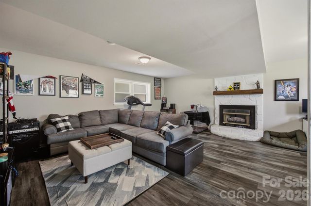 1772 Woodridge Circle, Hickory, NC 28602