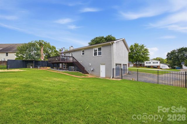 1772 Woodridge Circle, Hickory, NC 28602
