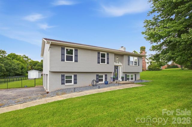1772 Woodridge Circle, Hickory, NC 28602