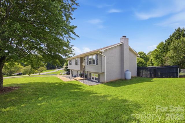 1772 Woodridge Circle, Hickory, NC 28602