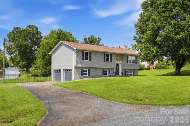 1772 Woodridge Circle, Hickory, NC 28602