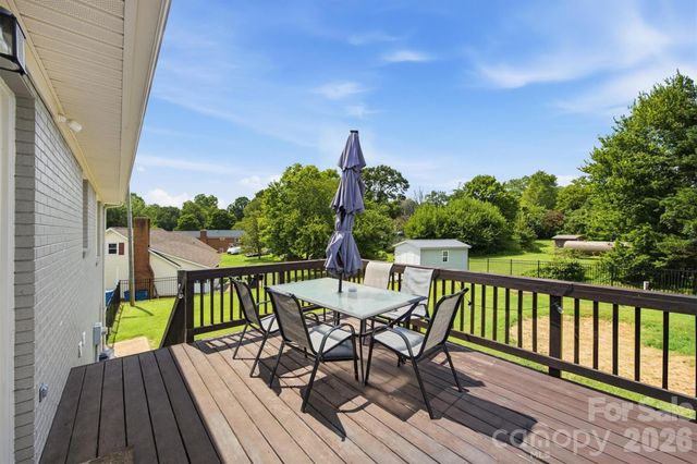 1772 Woodridge Circle, Hickory, NC 28602