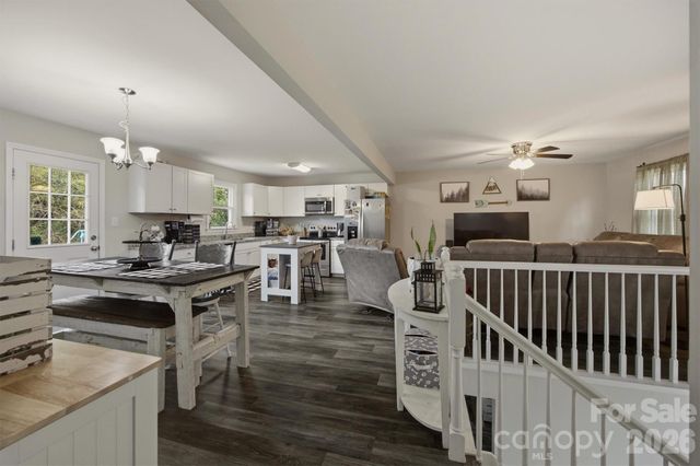 1772 Woodridge Circle, Hickory, NC 28602