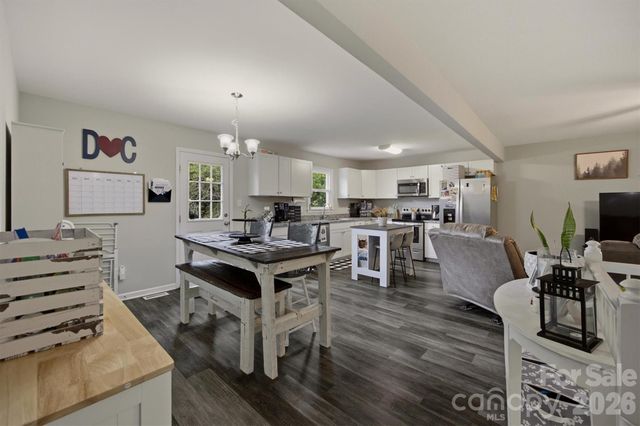 1772 Woodridge Circle, Hickory, NC 28602