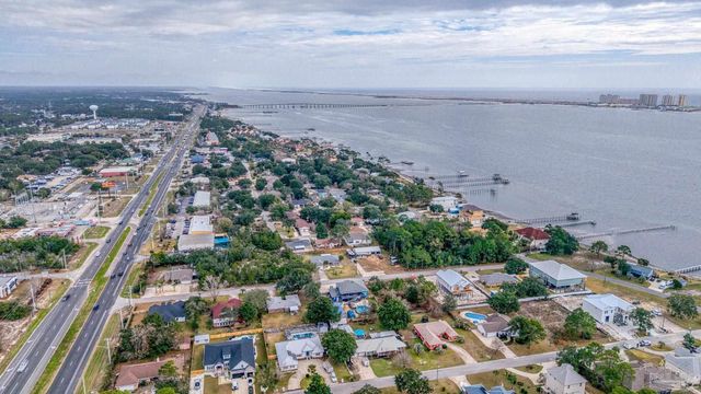 1788 Commander Harvey Ln, Navarre, FL 32566