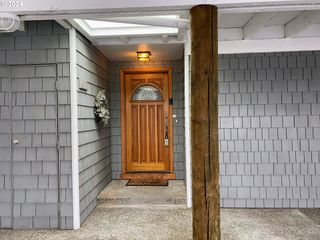 605 N TOMAHAWK ISLAND Dr, Portland, OR 97217