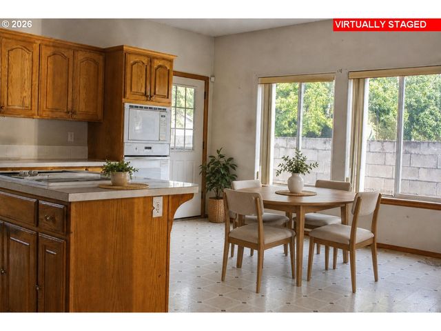 6748 Se 74TH Ave, Portland, OR 97206