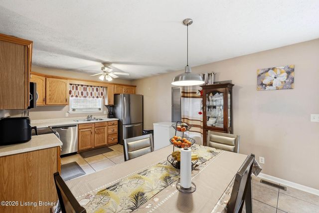 6318 Winding Stream Dr, Louisville, KY 40272